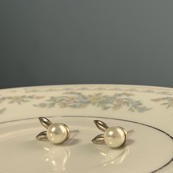 Ariana Grande Pearl Bunny Earrings 🤑 FREE with Bundle🤑 - Picture 2 of 2